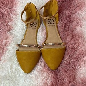 NWOT Daisy Fuentes Suede Flats